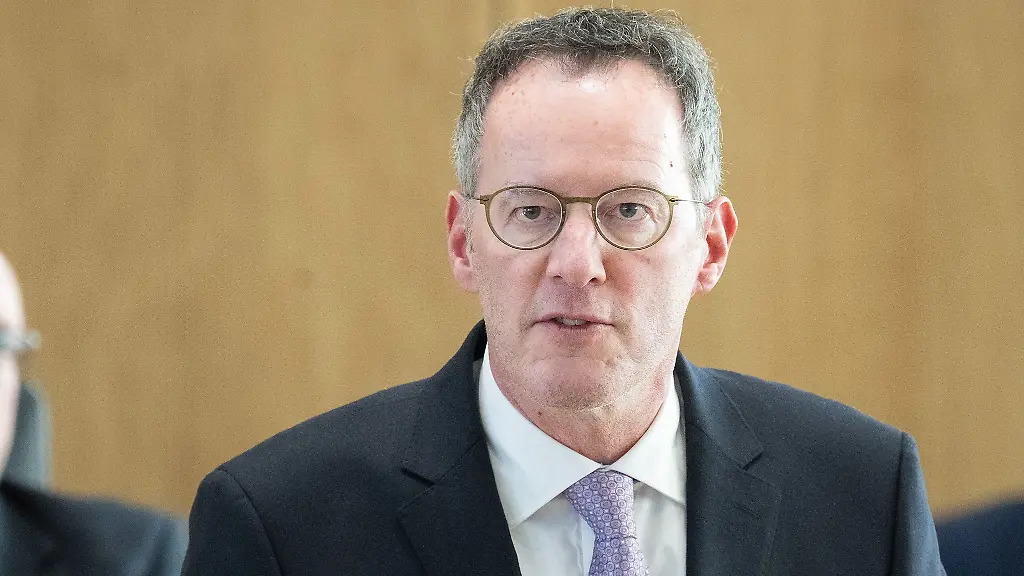 Michael-Ebling-SPD-Minister-des-Innern-und-fuer-Sport-von-Rheinland-Pfalz-spricht-waehrend-einer-Plenarsitzung