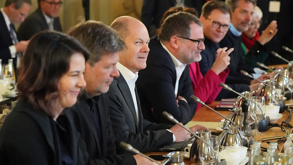 Bundeskanzler-Olaf-Scholz-M-eroeffnet-im-Gaestehaus-der-Bundesregierung-in-Meseberg-die-Klausurtagung-des-Bundeskabinetts