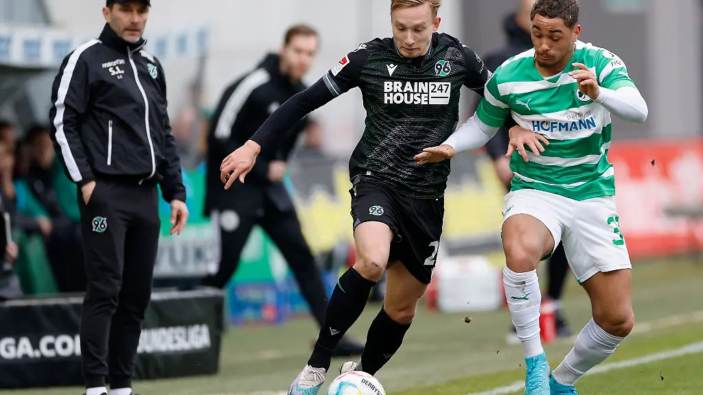 Hannovers-Jannik-Dehm-M-und-Fuerths-Armindo-Sieb-vor-Hannovers-Trainer-Stefan-Leitl-l