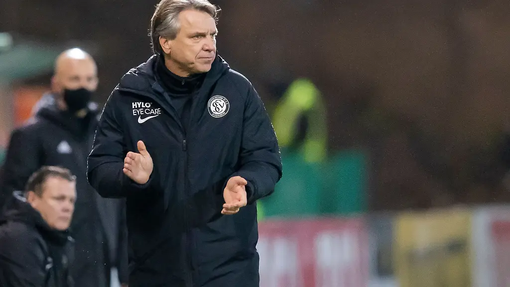 Elversbergs-Trainer-Horst-Steffen-gestikuliert-am-Spielfeldrand