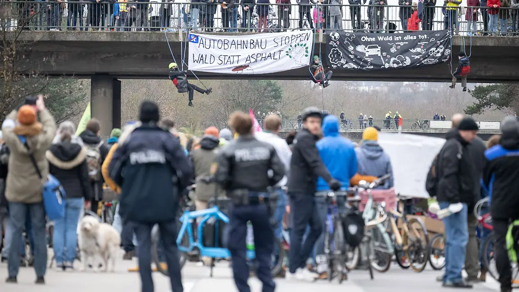 Aktivisten-seilen-sich-waehrend-einer-angemeldeten-Demonstration-von-einer-Bruecke-ab