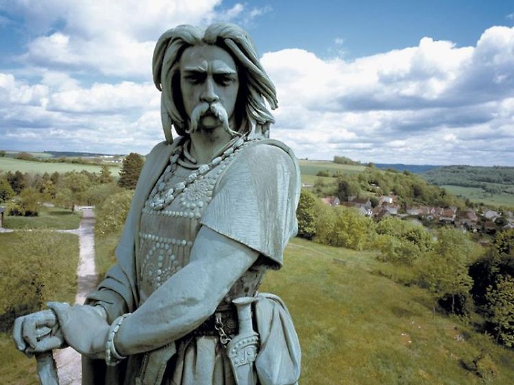 Gleich unterhalb der Statue des gallischen Heerführers Vercingetorix entsteht bei Alise-Sainte-Reine in Burgund das neue Geschichtsmuseum.