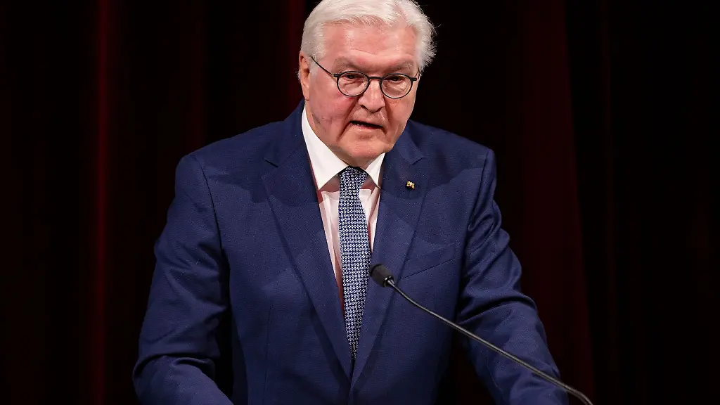 Frank-Walter-Steinmeier-Bundespraesident-der-Bundesrepublik-Deutschland-spricht-beim-Festakt