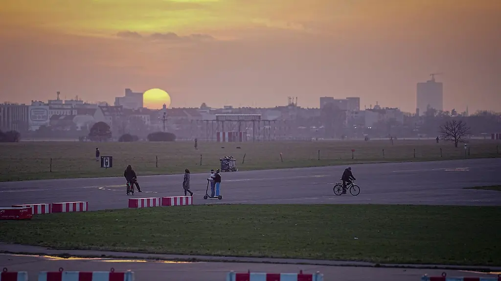 Die-Sonne-geht-hinter-dem-Tempelhofer-Feld-unter