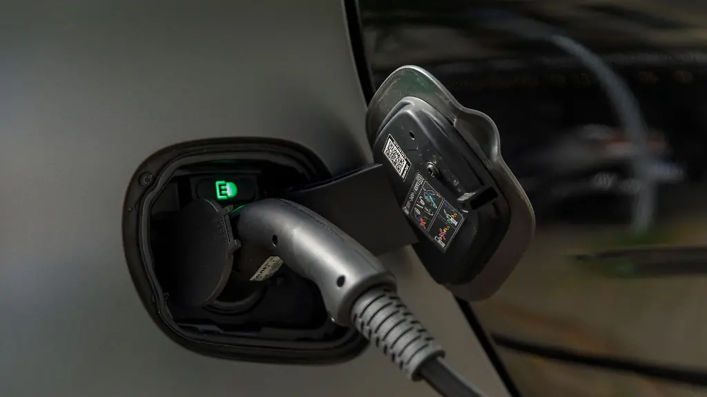 Ein-Elektroauto-steht-an-einer-Ladestation