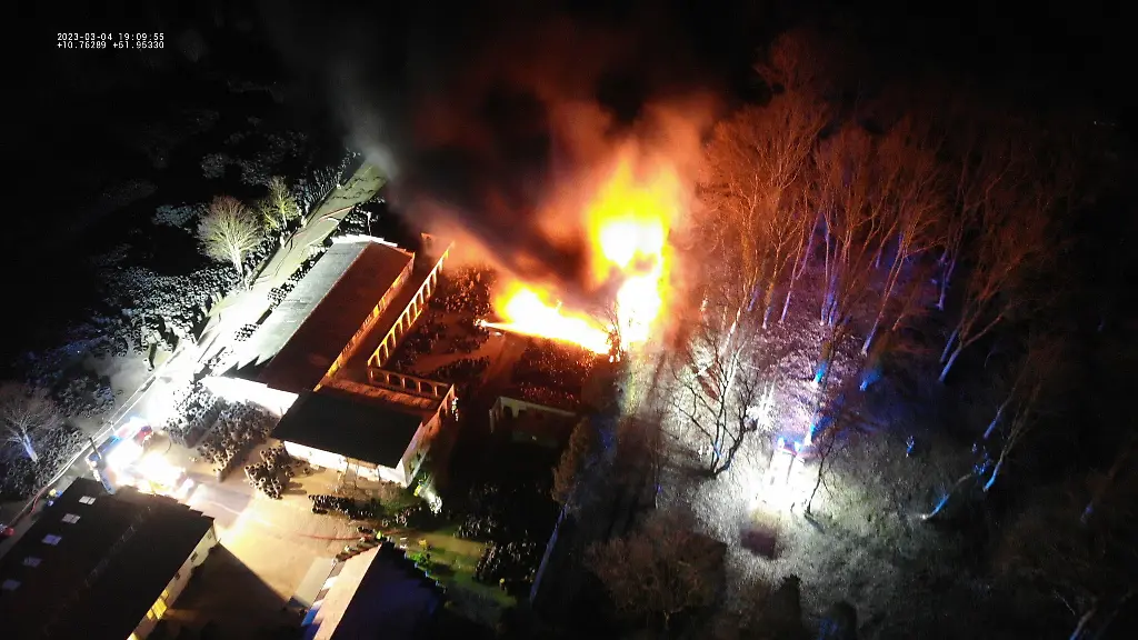 Ein-Reifenlager-brennt-in-Osterwieck-am-Samstagabend