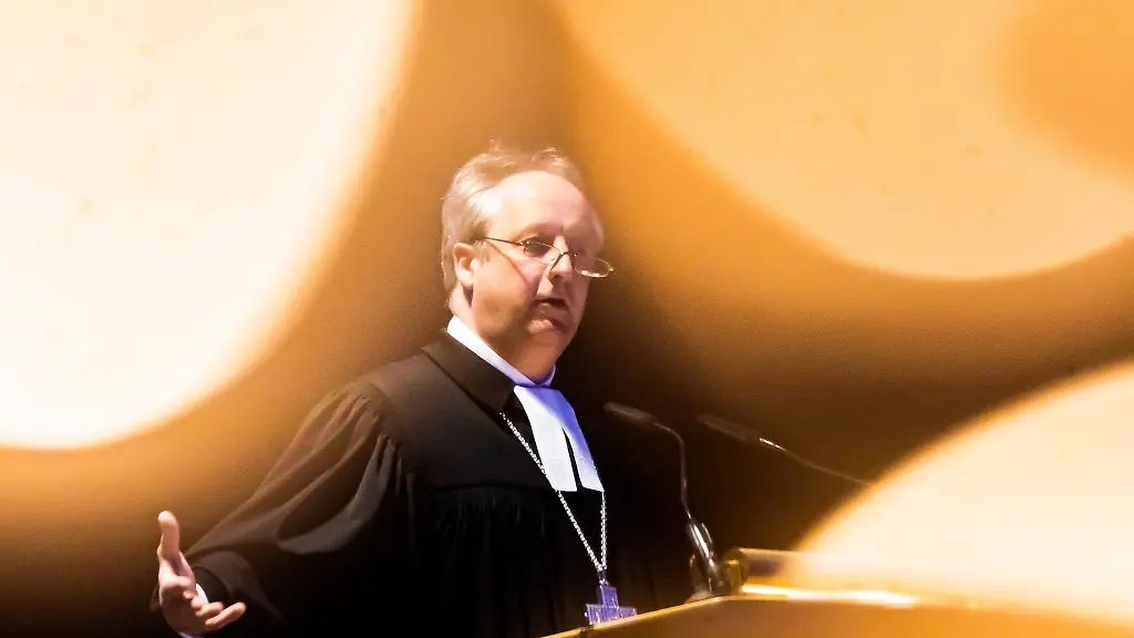 Christian-Staeblein-evangelischer-Landesbischof-predigt-bei-einem-Gottesdienst