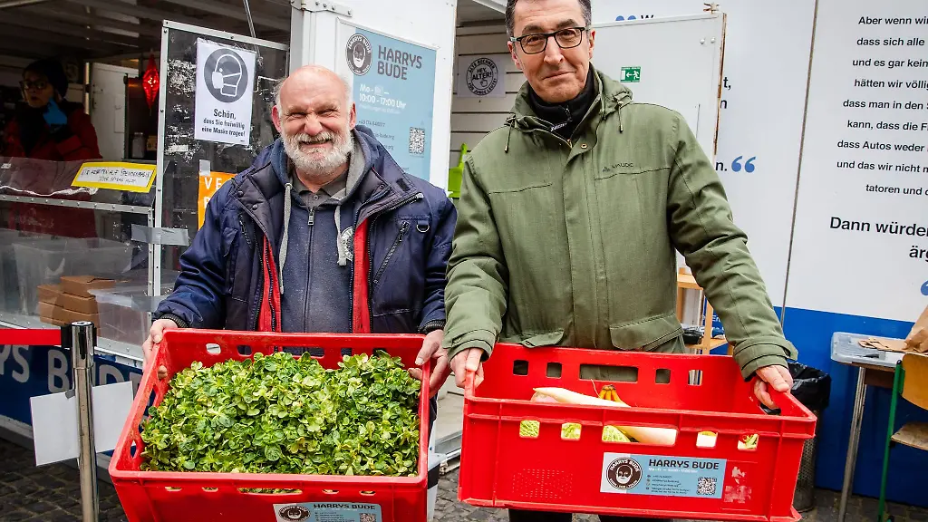 Cem-Oezdemir-r-Buendnis-90-Die-Gruenen-Bundesminister-fuer-Landwirtschaft-besucht-Harrys-Bude