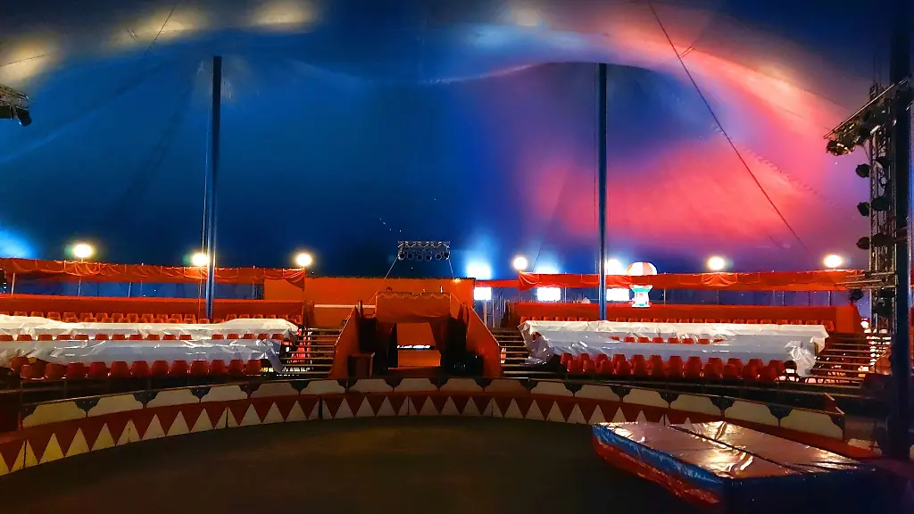 Nach-einem-Wasserschaden-im-Grossen-Haus-weicht-das-Pfalztheater-Kaiserslautern-in-ein-Zirkuszelt-aus