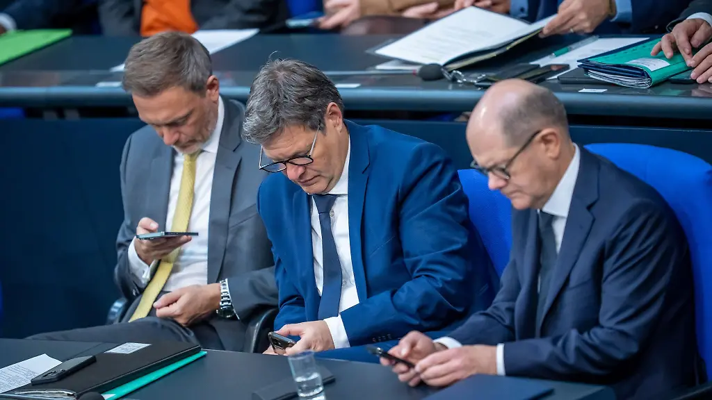 Bundesfinanzminister-Christian-Lindner-FDP-Bundeswirtschaftsminister-Robert-Habeck-Gruene-und-Bundeskanzler-Olaf-Scholz-SPD-die-Stimmung-in-der-Ampel-Koalition-ist-seit-geraumer-Zeit-gereizt