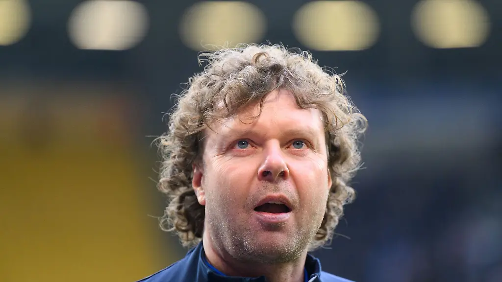 Meppens-Ex-Trainer-Stefan-Kraemer-steht-im-Stadion