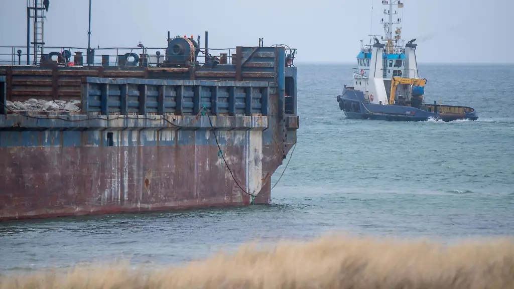 Vor-der-Bergung-liegt-eine-angespuelte-Arbeitsschute-am-Ostseestrand