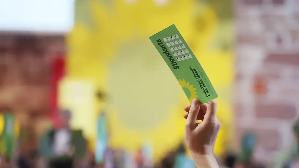 Delegierte-stimmen-mit-ihrer-gruenen-Stimmkarte-ab-bei-der-Landesdelegiertenkonferenz-des-Thueringer-Landesverbandes-von-Buendnis-90-Di