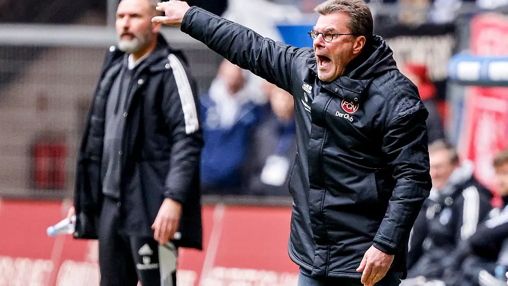 Nuernbergs-Trainer-Dieter-Hecking-coacht-sein-Team