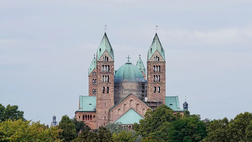 Blick-auf-die-beiden-oestlichen-Kirchtuerme-des-Doms-zu-Speyer