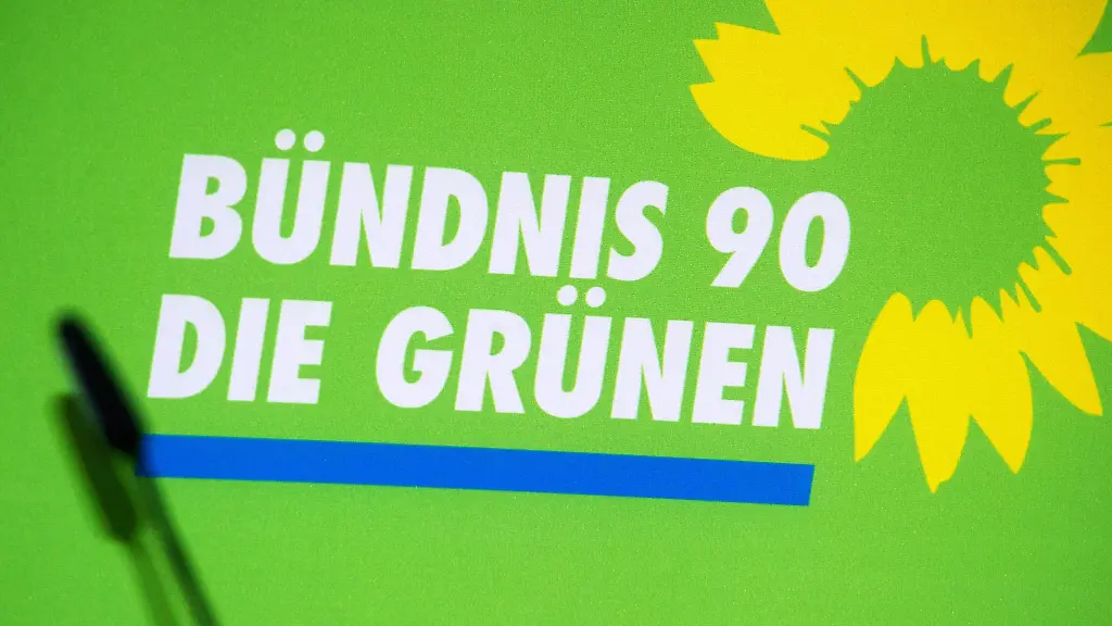 Das-Logo-von-Buendnis-90-Die-Gruenen-steht-auf-einem-Aufsteller