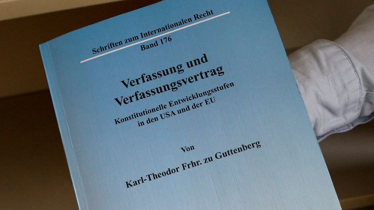 Wer die Wörter "säkularer laizistischer" und "multireligiösen" googelt, stößt schnell auf den Artikel, aus dem der Verteidigungsminister abgeschrieben haben soll.