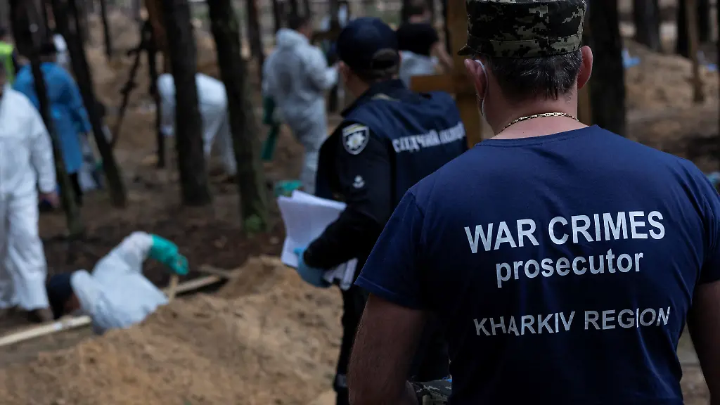 2022-09-18T163751Z-311714231-RC2NJW9BFS7J-RTRMADP-3-UKRAINE-CRISIS-IZIUM-EXHUMATIONS-1