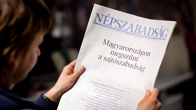 Die ungarische Zeitung "Nepszabadsag" verkündet aus Protest gegen das Mediengesetz das Ende der Pressefreiheit.
