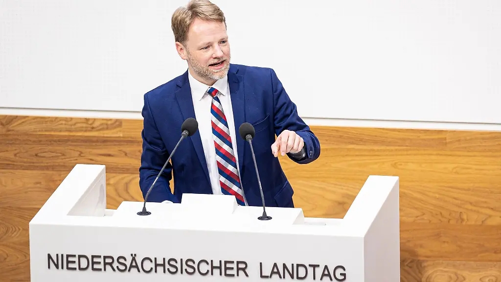 Gerald-Heere-Buendnis-90-Die-Gruenen-Finanzminister-von-Niedersachsen-spricht-im-Landtag