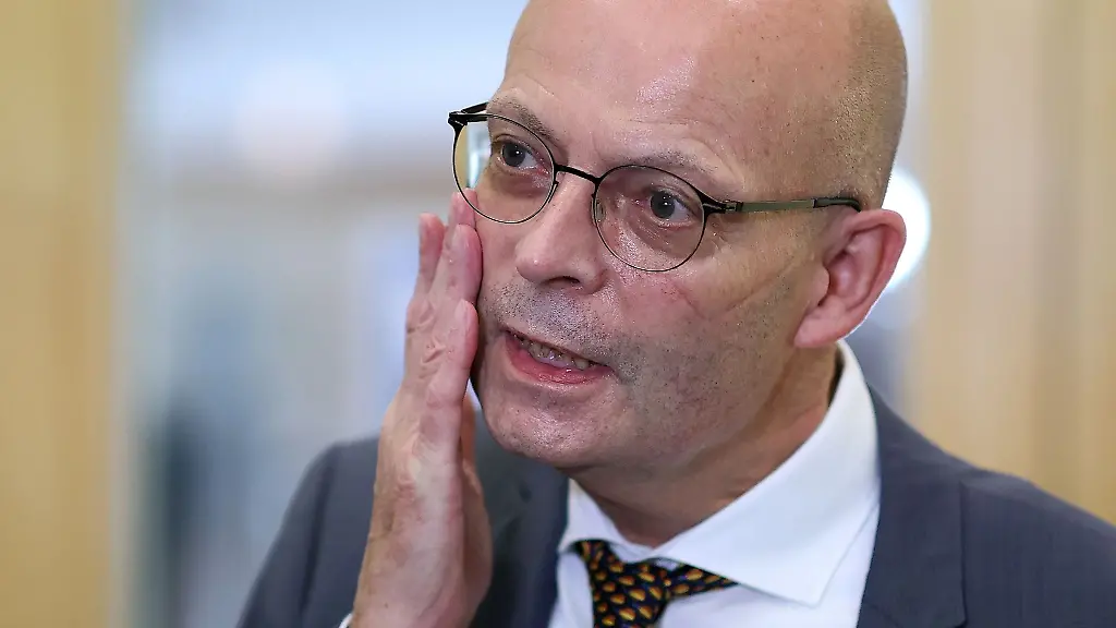 Halles-Oberbuergermeister-Bernd-Wiegand-parteilos-nach-seiner-Aussage-vor-dem-Parlamentarischen-Untersuchungsausschuss-des-Landtag-in-Magdeburg