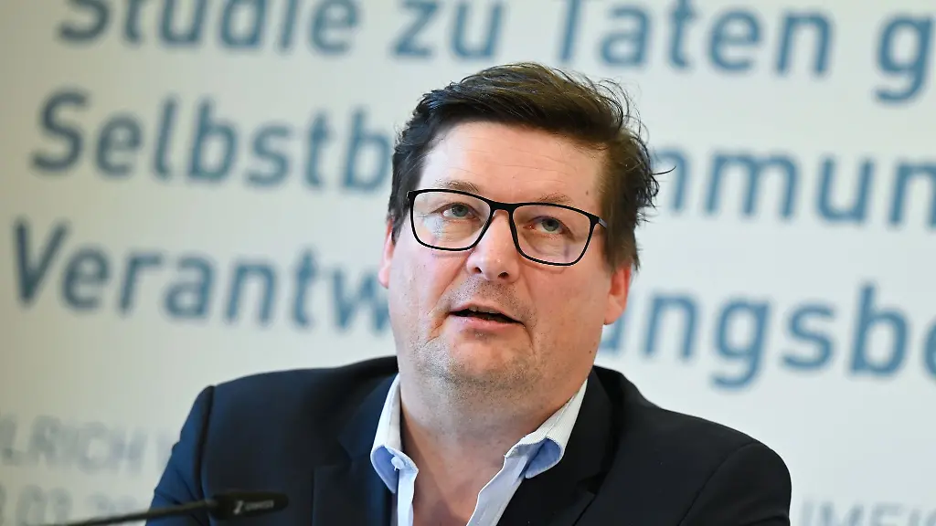 Der-Rechtsanwalt-Ulrich-Weber-spricht-waehrend-der-Pressekonferenz-zu-den-Ergebnissen-der-Studie