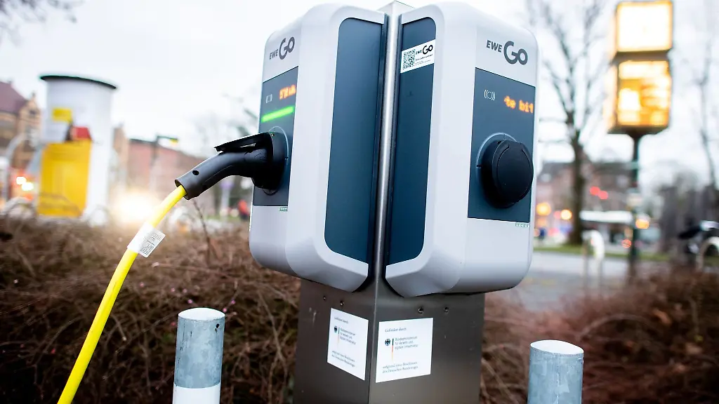 Eine-Ladestation-von-EWE-Go-fuer-Elektroautos-steht-auf-einem-Parkplatz