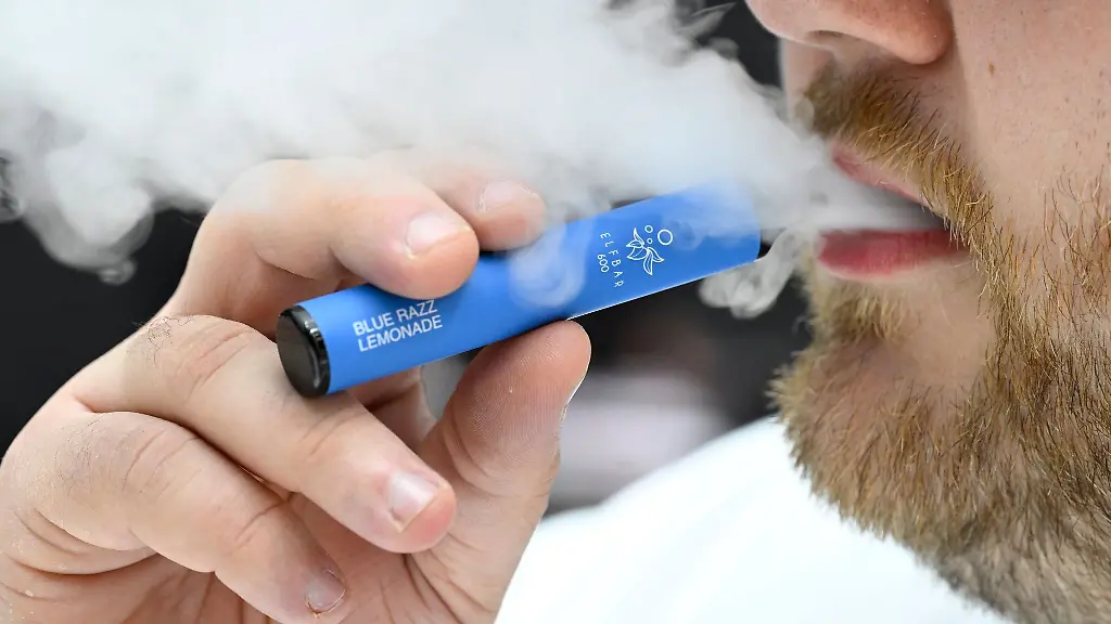 Ein-Raucher-inhaliert-eine-Einweg-E-Zigarette