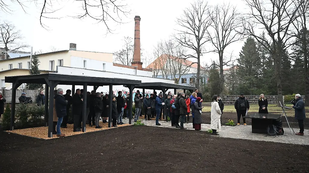Pfarrerin-Corinna-Zisselsberger-2-v-r-Vorstandsvorsitzende-des-Evangelischen-Friedhofsverbands-und-Imam-Osman-Oers-r-Stiftung-House-of-One-sprechen-gemeinsam-den-Segen-bei-der-Eroeffnung-eines-muslimischen-Begraebnisfeldes-auf-dem-evangelischen-Friedhof-Emmaus