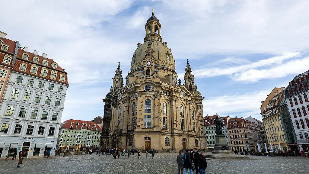 Passanten-stehen-vor-der-Frauenkirche
