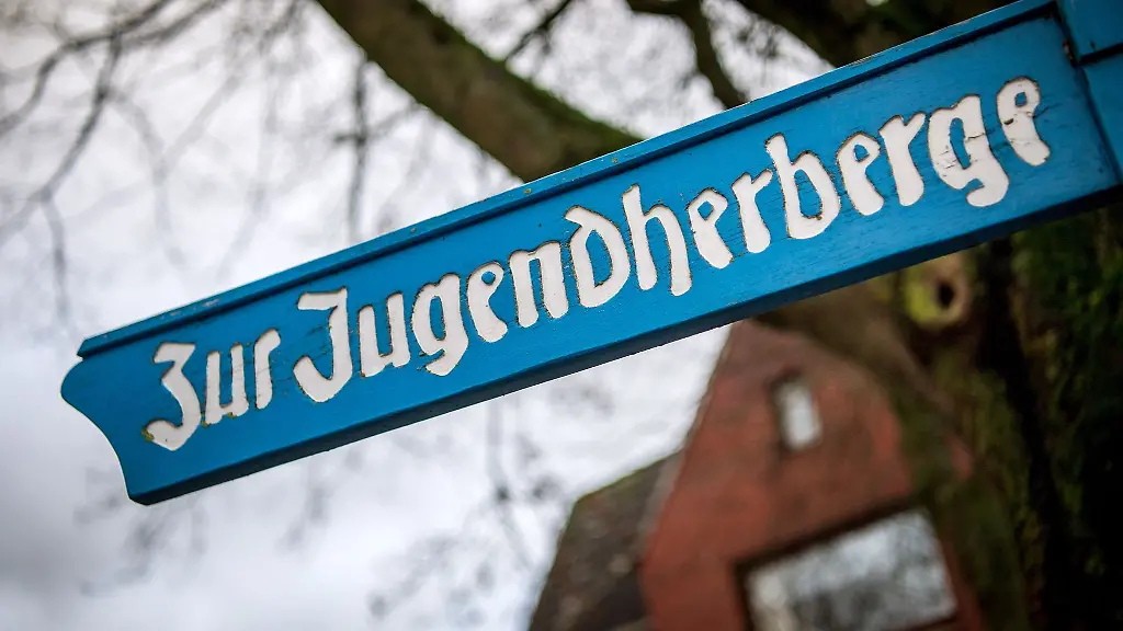 Ein-Schild-weist-auf-eine-Jugendherberge-hin