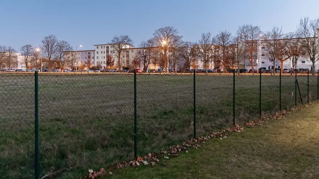 Auf-dieser-Wiese-soll-im-Ostseeviertel-eine-Gefluechtetenunterkunft-mit-500-Plaetzen-entstehen