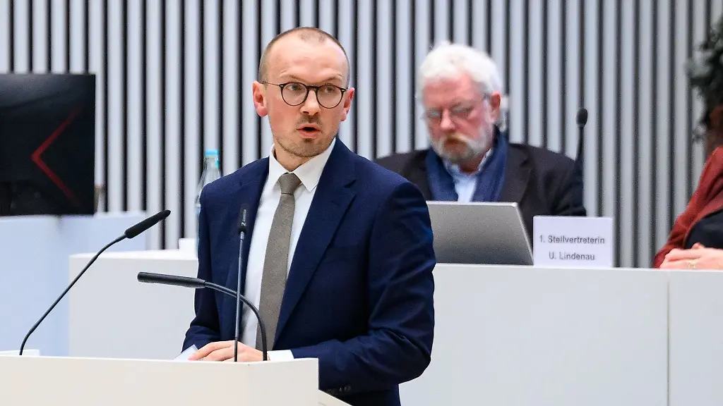 Stefan-Sternberg-SPD-Landrat-des-Landkreises-Ludwigslust-Parchim-spricht-bei-einer-Kreistagssitzung