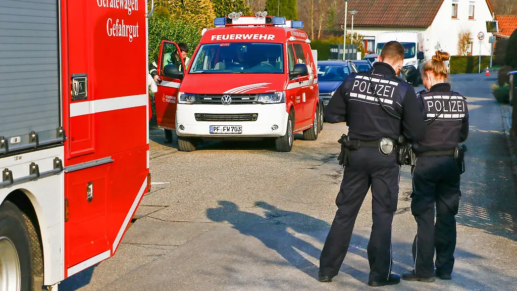 Polizisten-stehen-nach-dem-Austritt-von-Fluessiggas-in-einer-Strasse-in-Pforzheim