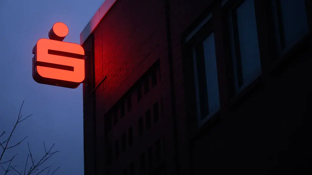 Das-Logo-der-Sparkasse-leuchtet-an-einer-Filiale