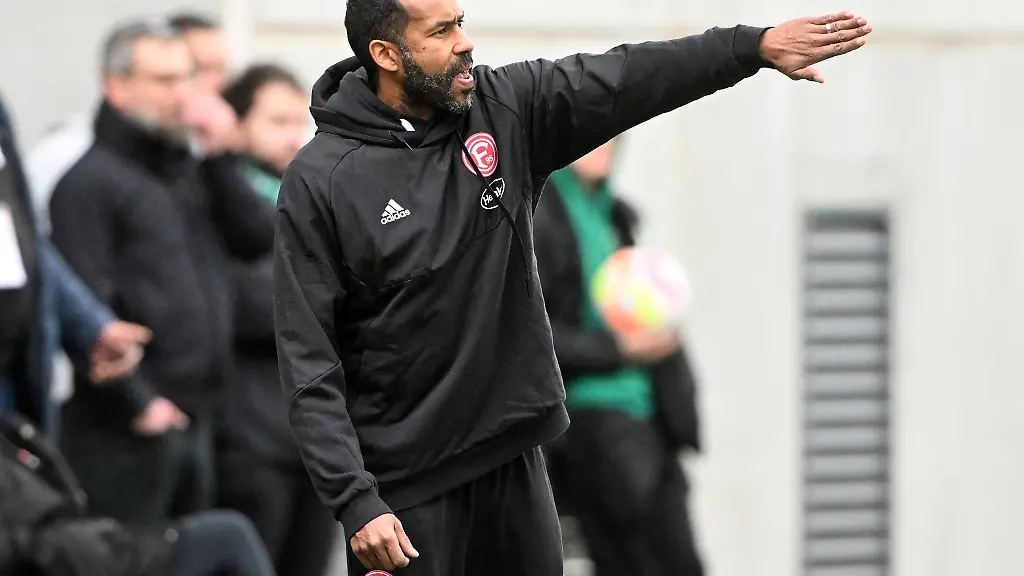 Duesseldorfs-Trainer-Daniel-Thioune-gibt-taktische-Anweisungen