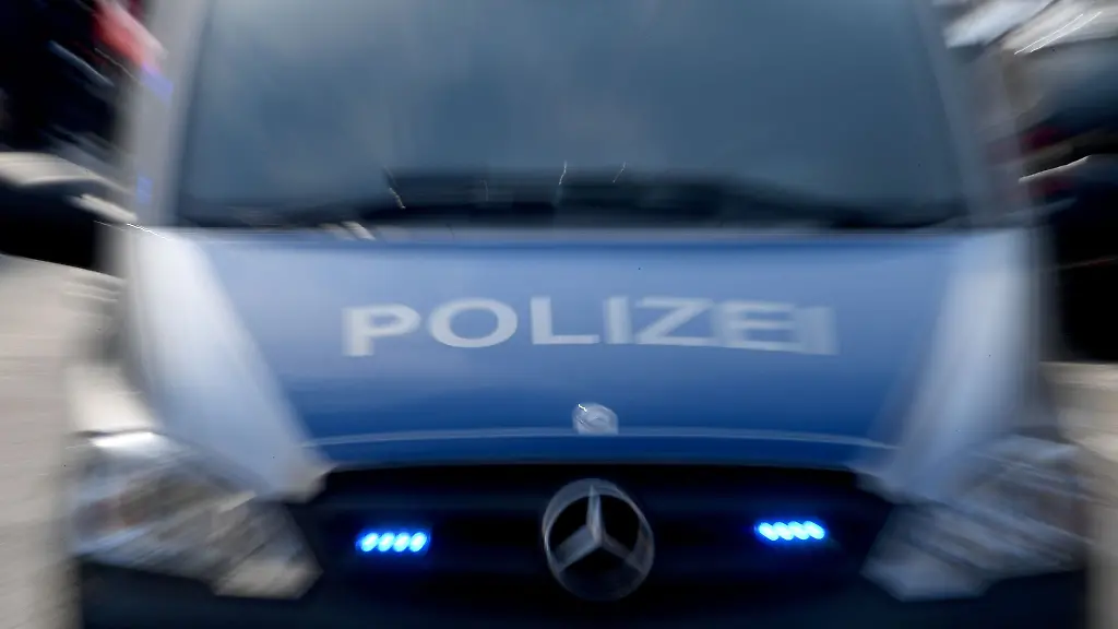 Ein-Polizeiwagen-mit-eingeschaltetem-Blaulicht