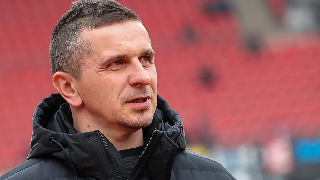Der-Regensburger-Trainer-Mersad-Selimbegovic-steht-vor-Spielbeginn-auf-dem-Platz