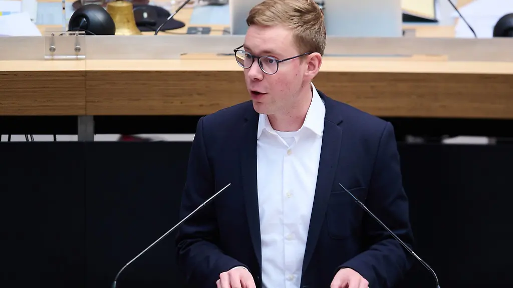 Vasili-Franco-Buendnis-90-Die-Gruenen-Abgeordneter-spricht