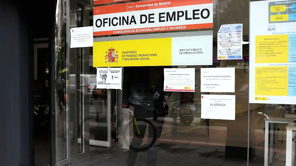Eine-Frau-auf-Arbeitssuche-in-einem-Vermittlungszentrum-in-Madrid