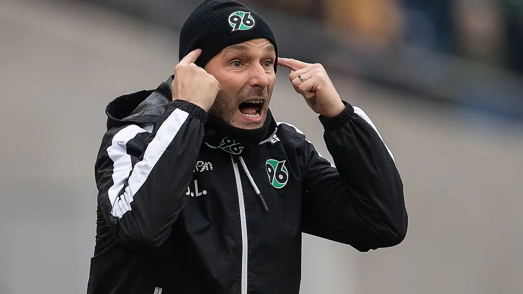 Hannovers-Trainer-Stefan-Leitl-gestikuliert