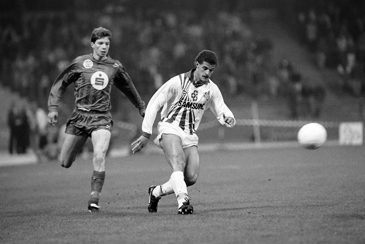 Koeln-organisiert-ein-Gedaechtnisspiel-fuer-Maurice-Banach-hier-im-Pokal-Halbfinale-1991-mit-Duisburgs-Michael-Tarnat