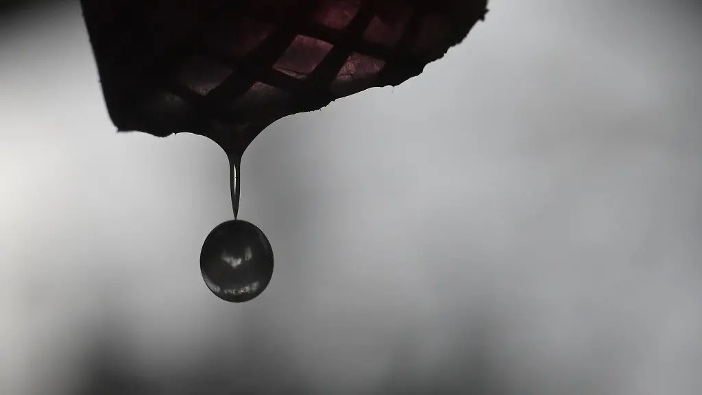 Wasser-tropft-aus-einem-Schlauch