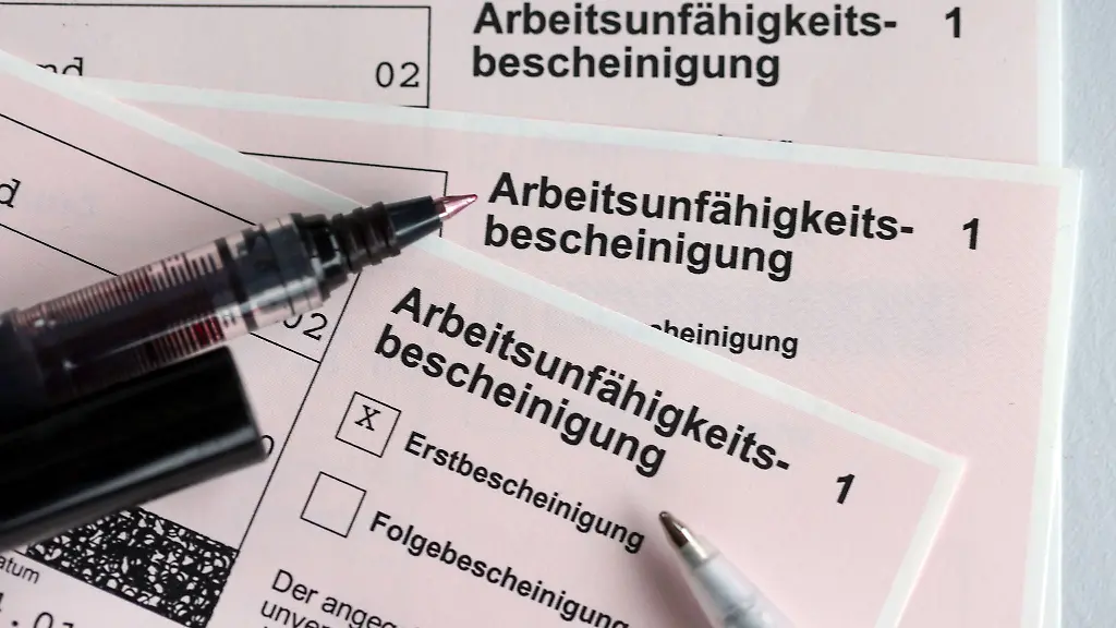 Stifte-liegen-auf-Arbeitsunfaehigkeitsbescheinigungen