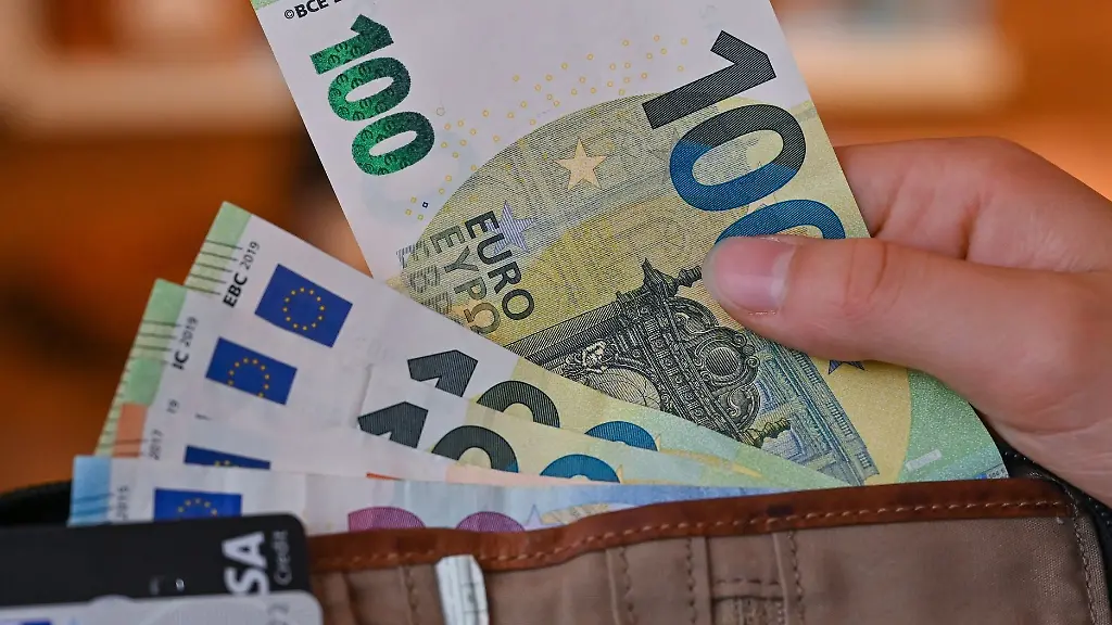 Viele-Eurobanknoten-stecken-in-einer-Geldboerse