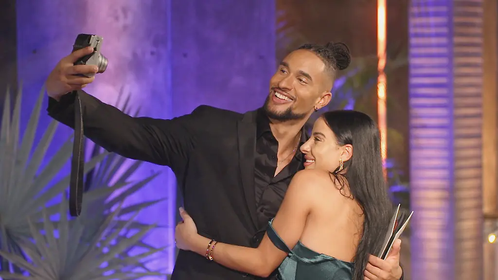Der-Bachelor-und-die-forsche-Leyla-machen-zusammen-ein-Selfie