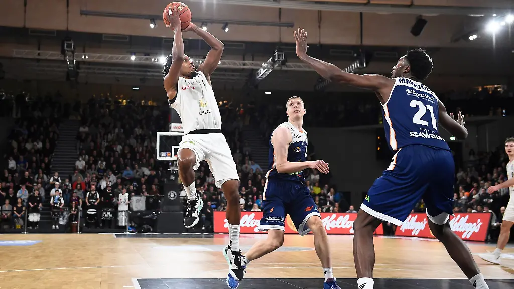 Hamburgs-James-Woodard-l-setzt-zum-Wurf-an