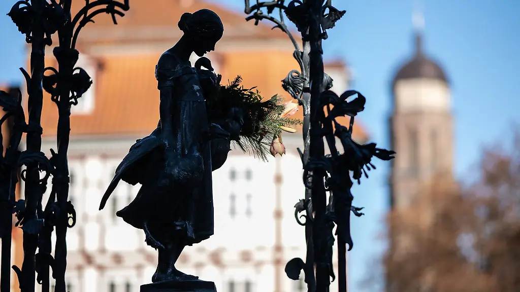 Die-Brunnenfigur-Gaenseliesel-ist-vor-dem-Turm-der-St-Jacobi-Kirche-zu-sehen