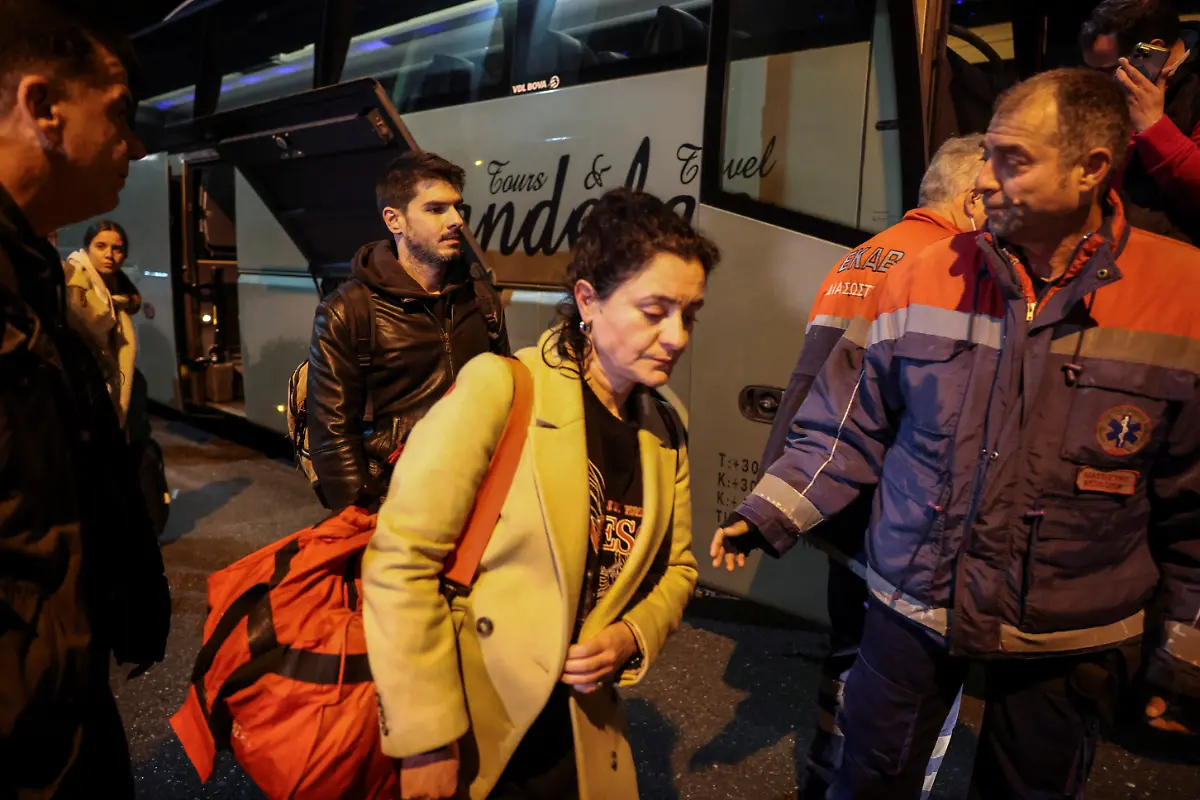 2023-03-01T015013Z-189168501-RC2PKZ9DPDPS-RTRMADP-3-GREECE-TRAINS-CRASH