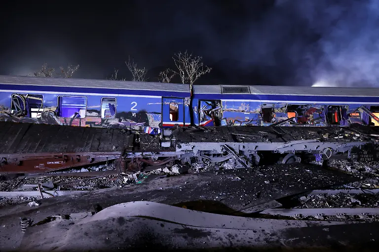 2023-03-01T034414Z-845158816-RC2RKZ9NWWHQ-RTRMADP-3-GREECE-TRAINS-CRASH